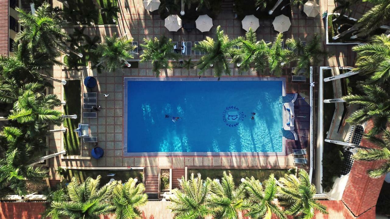 Hotel El Prado Barranquilla  Esterno foto The pool at the hotel